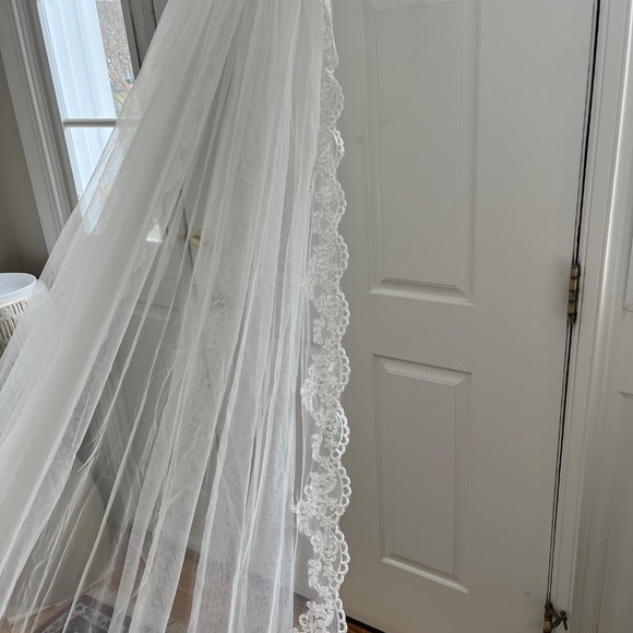 Lace Trim Royal Wedding Veil - Picture 3 of 8